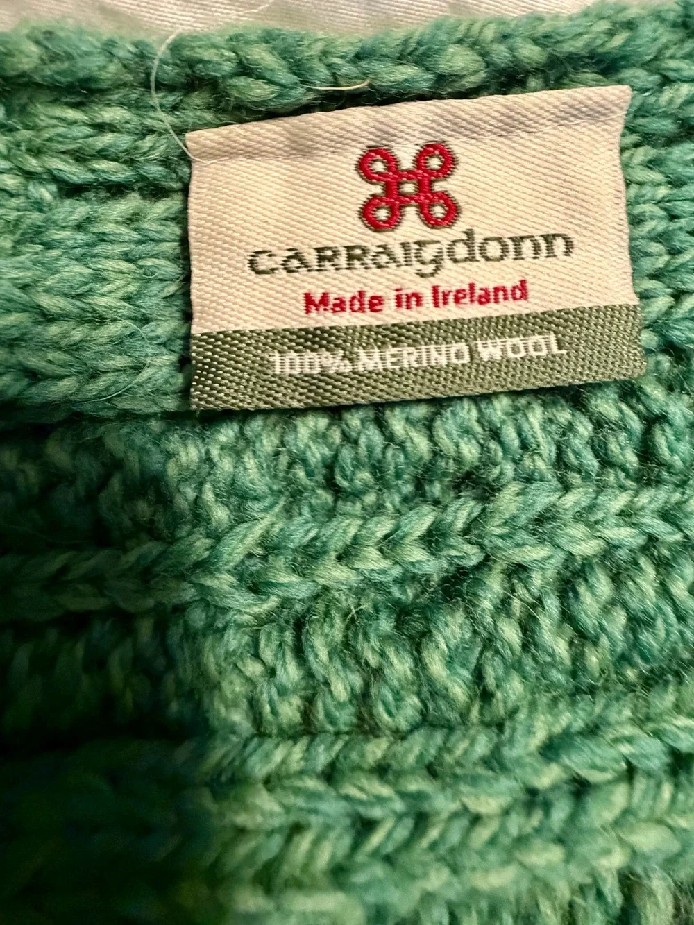 Green Cable-Knit Women's Scarf with Decorative Button